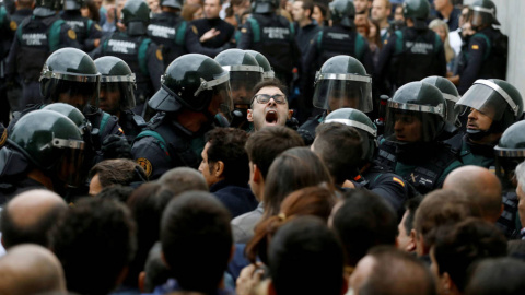 Cargas policiales en Catalunya en el día del referéndum.- REUTERS