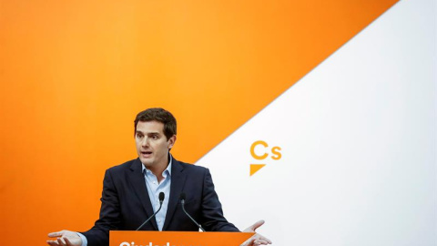 El presidente de Ciudadanos, Albert Rivera, durante la rueda de prensa posterior a la reunión del Comité Permanente del partido celebrada hoy en la sede madrileña de la formación naranja. EFE/Emilio Naranjo