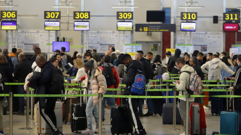 Cientos de viajeros llenan el aeropuerto de Málaga Costa del Sol, en la Operación salida Navidad 2022.