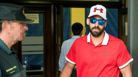 Antonio Manuel Guerrero, uno de los cinco integrantes de 'La Manada', a su llegada al juzgado de guardia de Sevilla. (RAÚL CARO | EFE)