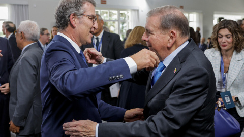 El presidente del Partido Popular, Alberto Núñez Feijóo (i), saluda al líder opositor venezolano Edmundo González (d) antes de su intervención en el Foro La Toja.