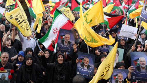 Iraníes sostienen una imagen del fallecido líder de Hamás, Ismail Haniyeh, y banderas palestinas y de Hizbulá durante una protesta en la Plaza de Palestina en Teherán, Irán, el 31 de julio de 2024.