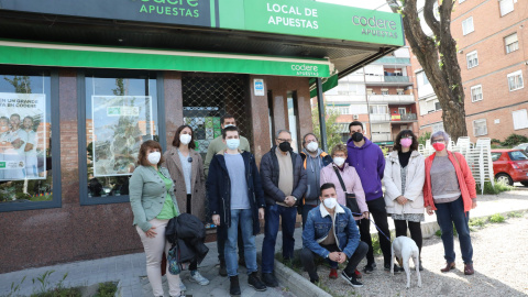 La portavoz de Más Madrid en el Ayuntamiento, Rita Maestre, posa con miembros de una Asociación de Vecinos de Aluche durante una visita realizada por el distrito de Latina, a 14 de abril de 2021. —