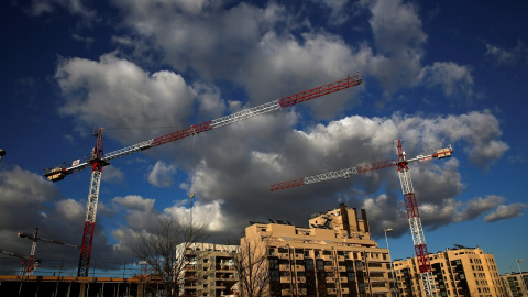 Las grúas han vuelto a proliferar en las principales ciudades españolas a pesar del amplio stock de vivienda disponible./ REUTERS