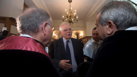 03/07/2018.- El ministro de Asuntos Exteriores, Unión Europea y Cooperación, Josep Borrell (c) dialoga con el rector de la UIMP, Emilio Lora Tamayo (d), a su llegada a la inauguración de los Cursos Avanzados de la Universidad Internacional Menéndez Pe