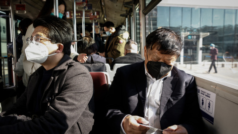 Los residentes de Beijing y Shanghai de camino al trabajo