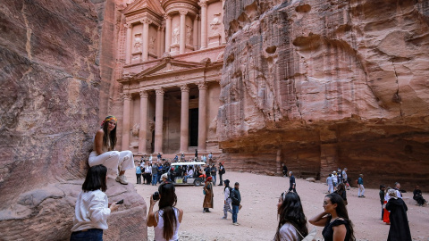 Turistas en el templo de Petra, en Jordania