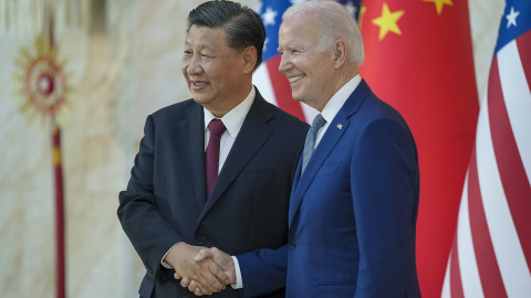 Xi Jinping, presidente de China, saluda a Joe Biden, presidente de EEUU, en la cumbre del G20 en Indonesia.