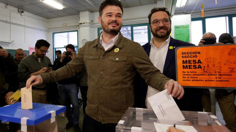 El candidato de ERC al Congreso Gabriel Rufián ejerce su derecho a voto en la escuela Ribatallada de Sabadell (Barcelona) | EFE/ Susanna Sáez