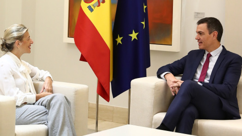 El presidente del Gobierno, Pedro Sánchez, junto a la vicepresidenta segunda Yolanda Díaz, en un encuentro este martes en Moncloa.