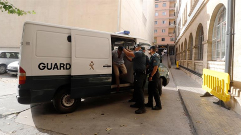 Los cuatro turistas alemanes detenidos por la presunta violación de una joven alemana en un hotel de la localidad mallorquina de Cala Rajada y que fueron arrestados en el aeropuerto de Palma cuando regresaban a su país, entran a disposición judicial en