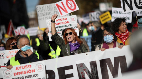 Varios centenares de personas se han sumado este domingo en Madrid a la marcha en defensa de la Atención Primaria