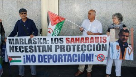 Interior deporta a 21 saharauis que pidieron asilo en Barajas, entre ellos dos niños de un año