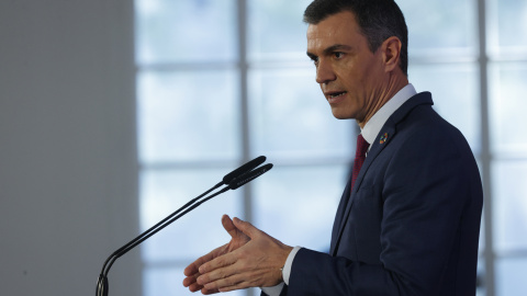 27/12/2022.- El presidente del Gobierno, Pedro Sánchez comparece antes los medios tras el Consejo de Ministros celebrado en el Palacio de La Moncloa en Madrid este martes. EFE/ Juan Carlos Hidalgo