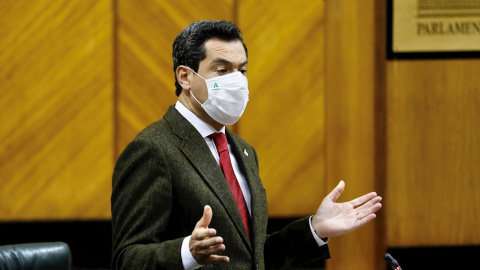 El presidente de la Junta de Andalucía, Juanma Moreno, durante su intervención en el pleno del Parlamento de Andalucía de Sevilla.