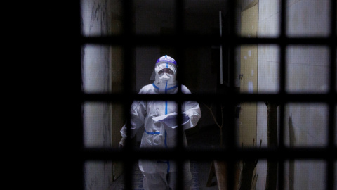 Imagen de archivo de un trabajador con el equipo de protección frente al coronavirus.