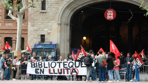 Protesta davant de l'Escola Industrial de Barcelona en motiu de la jornada de vaga de les biblioteques de Barcelona