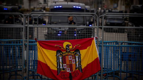 Una bandera franquista colgada en una valla durante una manifestación contra la investidura de Pedro Sánchez, el pasado 15 de noviembre en Madrid. Juan Barbosa / EUROPA PRESS