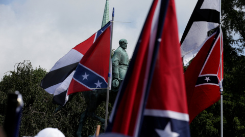 Banderas confederadas frente a la estatua de Robert E.Lee en Charlottesville./REUTERS