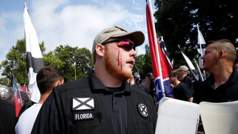 Un miembro de los manifestantes racistas de Virginia es herido./REUTERS