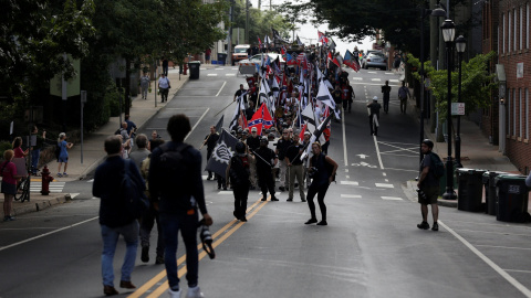 Miembros de movimiento supremacista blanco marchan en Charlottesville, Virginia./REUTERS