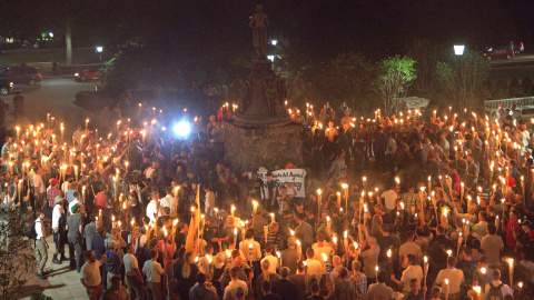 Supremacistas blancos sujetan antorchas en una concentración racista en Virginia./REUTERS