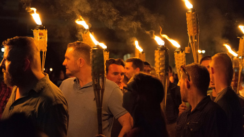 Supremacistas blancos sujetan antorchas en una marcha racista en Virginia./REUTERS