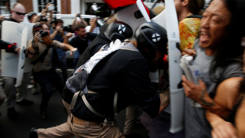 Los supremacistas blancos cargan contra un grupo de manifestantes antirracistas./REUTERS