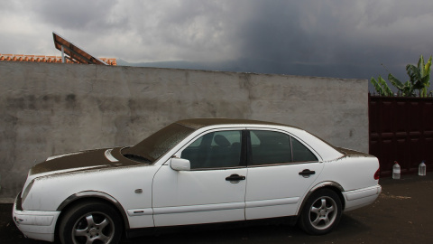 Un coche blanco cubierto por una fina capa de cenizas en Las Lagunas, cerca de Todoque.