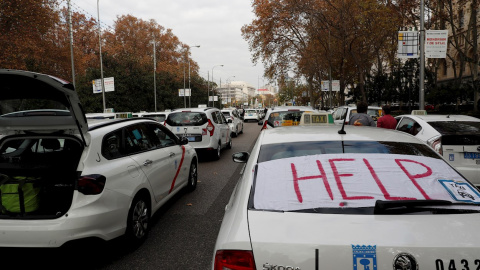 La Federación Profesional del Taxi de Madrid (FPTM), la Asociación Gremial del Taxi de Madrid y la Asociación Élite Taxi Madrid han convocado una "marcha pacífica" que se ha iniciado en la plaza de Colón y que ha llegado hasta el propio Ayuntamiento