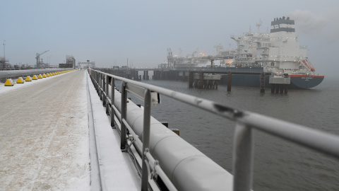 Imagen de la ceremonia de inauguración de la primera terminal de GNL (gas natural licuado) de Alemania en Wilhelmshaven.