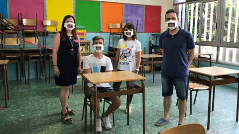 Fundación Universia lleva las mascarillas "comunicativas" a los campus para que los universitarios sordos puedan "ver" las palabras