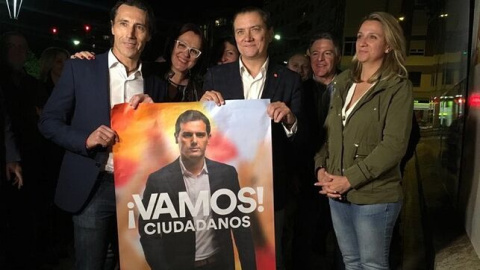 Miguel Garaulet, diputado en el Congreso por Ciudadanos y coordinador de las negociaciones en Murcia, junto con Isabel Franco, candidata a la Asamblea Regional, y miembros de su partido.