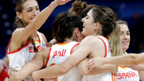 Celebración de las jugadoras de la selección española femenina de baloncesto. EFE