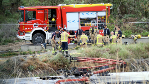 Vista del forat que ha causat l'incendi de la catenària al tall de l'R3. De fons, els bombers