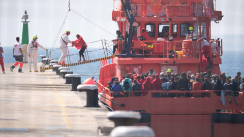 Alrededor de 180 personas llegan a Puerto del Rosario trasladadas por el barco Guardamar Talia de Salvamento Marítimo.