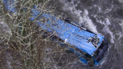 Seis fallecidos y dos personas heridas tras precipitarse un autobús al río Lérez, en Pontevedra