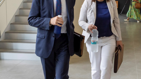 El jefe del Gabinete de la exministra de Exteriores Arancha González Laya, Camilo Villarino junto a su abogada a su llegada para comparecer. 13/09/2021