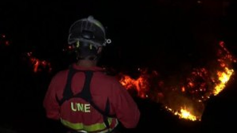 La lava del volcán sigue su camino hacia la costa, pero parece que no llegará al mar