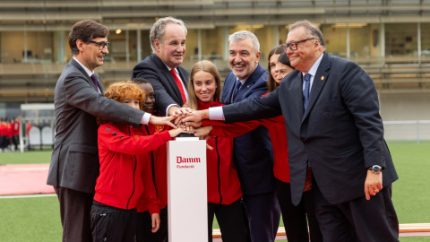 Salvador Illa, Demetrio Carceller Arce, Jaume Collboni y Ramon Agenjo, junto a un grupo de jugadores y jugadoras, inauguran la Ciudad Deportiva Damm.