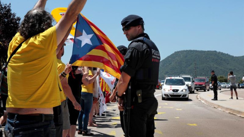 04/07/2018.- Llegada este mediodía de los presos Jordi Cuixart, Jordi Sánchez, Raul Romeva y Oriol Junqueras en dos furgonetas al centro penitenciario Els Lledoners, en donde grupos de simpatizantes y CDR les dieron la bienvenida acordonados por efectiv