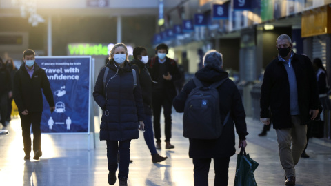 Varias personas caminan por la estación de Waterloo en Londres, Reino Unido