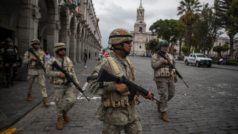 Personal del Ejército de Perú en las calles de Arequipa, para controlar las protestas contra el expresidente Pedro Castillo.