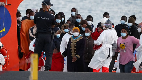 Imagen de archivo. La Salvamar Mizar rescata una patera de 56 inmigrantes subsaharianos en Fuerteventura.