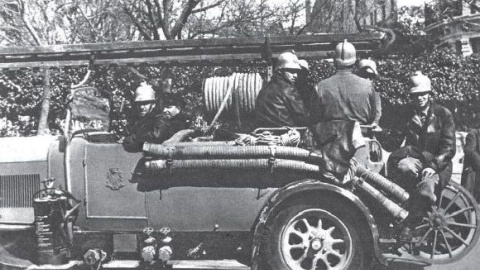 Bomberos republicanos en un coche Delahaye en 1937.