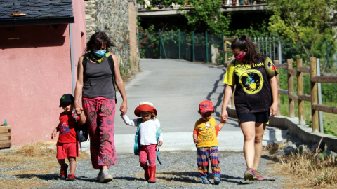 Les professores de la llar d'infants Els Malfargats de Rialp sortint d'excursió amb els petits l'1 de juny del 2020.