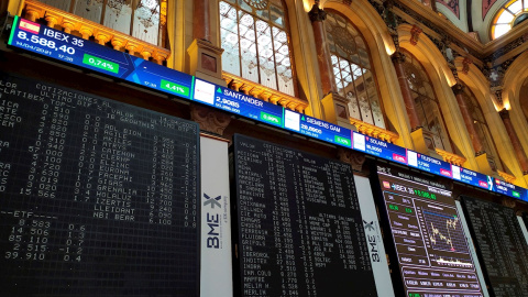 Paneles informativos en la Bolsa de Madrid con los datos de los valores del Ibex 35, el principal índice del mercado bursátil español. EFE/Vega Alonso del Val