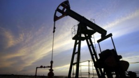 El precio del petróleo se desploma entre la caída de las bolsas mundiales y la escalada de tensión en Oriente Medio