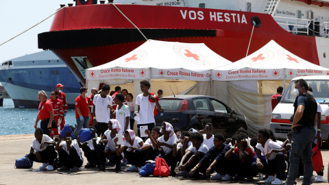 Migrantes rescatados por el barco 'Vos Hestia' de la ONG Save  the Children, en el puerto siciliano de Augusta. REUTERS/Antonio Parrinello