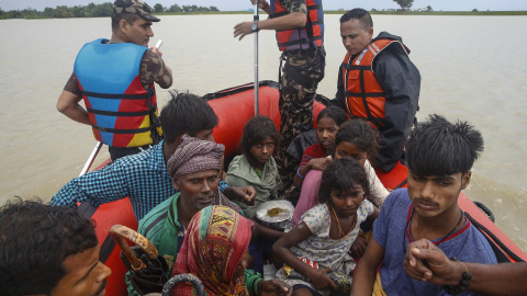 Un grupo de personas afectadas por las inundaciones en Nepal, es rescatados en botes neumáticos del Ejército. EFE/EPA/NARENDRA SHRESTHA